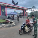 Wujud Kepedulian, Brigif 8/GC Bagikan Takjil Buka Puasa ke Masyarakat