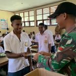 Tingkatkan Minat Baca, Satgas Yonif 143/TWEJ Bagikan Buku Bacaan ke Siswa di Pedalaman Papua