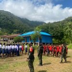 Kekompakan Satgas YR 142/KJ dan Babinsa dengan Siswa SMPN 1 Dabra