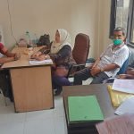 Komsos di Kantor Lurah, Babinsa Serda Budi Lakukan Pendataan Penduduk di Wilayah Binaan