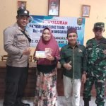 Bentuk Pelayananan ke Masyarakat, Bhabinkamtibmas Polres Sukabumi Monitoring Penyaluran BLT-DD di Desa Binaan