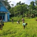 Satgas Yonif 143/TWEJ Bersama Warga di Perbatasan Papua Bersihkan Gereja