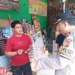 Ciptakan Kenyamanan dan Keamanan di Bulan Ramadhan, Polsek Parangkuda Razia Sejumlah Pedagang Petasan