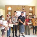 Kapolda Bali Serahkan Bantuan Kepada Anak-Anak yang Terindikasi Stunting di Klinik Pratama Polres Jembrana