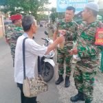 Wujud Kepedulian TNI di Bulan Ramadhan, Koramil 418-07/Sukarami Bagikan Takjil ke Masyarakat