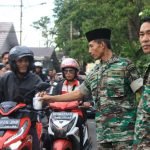 Danramil 418-01/Makrayu Bersama Anggota Bagi-bagi Takjil ke Masyarakat