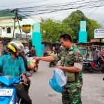 Dekatkan Diri ke Masyarakat, Koramil 418-03/Plaju Bagi-bagi Takjil Jelang Buka Puasa