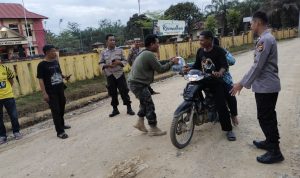 Indahnya Berbagi Di Bulan Ramadhan, Polsek Muara Tabir Bagikan Takjil Kepada Pengendara