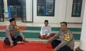 Personil Polsek Jawilan Melaksanakan Ibadah sholat Tarawih dan Berikan Himabauan Kamtibmas