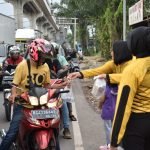 Jelang Buka Puasa, Jasdam II/Swj Bagi-bagi Takjil ke Masyarakat