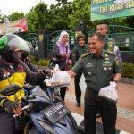 Pejabat Kodam dan Persit KCK PD II/Swj Turun ke Jalan Bagi-bagi Takjil untuk Masyarakat