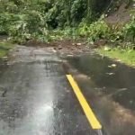 Longsor Jalan Dorpedu, Lurah Dan Warga Bersihkan Secara Manual. Umar Kami Menunggu Alat Berat Dari Balai