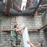 Manunggal Dengan Rakyat, Babinsa Koramil 1512-01/Weda Bantu Warga Binaan Pasang Atap Rumah