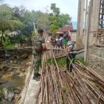 Peduli Sarana Ibadah, Babinsa 1512-02/Patani Bersama Warga Kerja Bakti Pembersihan Halaman Masjid