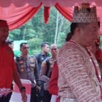 Ketua Senat Sespimti Dikreg 32 Tahun 2023 Terima Gelar Kehormatan Adat Bersama Kapolri