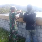 Cegah Abrasi Pantai, Babinsa Koramil 1512-02/Patani Bersama Masyarakat Bangun Tembok Tepi