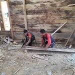 Babinsa Koramil 1512-01/Weda Bantu Warga Pasang Dinding Rumah