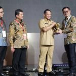 Kepesertaan JKN Capai 99,11 Persen, Pemkab Minut Terima UHC Award dari BPJS Kesehatan RI