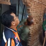 Kalak BPBD Wijonardi Tinjau Tebing Longsor Yang Merusak Dapur Rumah Warga Desa Tarisi