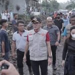 Tinjau Lokasi Bencana di Desa Klabat, Bupati Joune Ganda Serahkan Bantuan