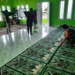 Prajurit Kodim 0403/OKU Ajak Warga Bersihkan Mushola
