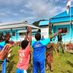 Jaga Kebugaran, Satgas YR 142/KJ Ajak Siswa SDN 1 Kelila Senam Bersama