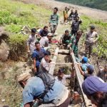 Atasi Kesulitan Rakyat, Satgas Yonif 143/TWEJ Bantu Bangun Jembatan