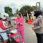 Ketua Bhayangkari Bungo Bersama Polwan Bagi Takjil kepada Warga