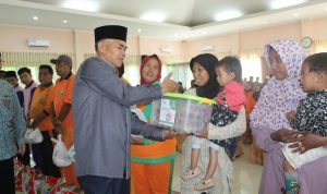 Ketua Baznas Bersama Pj. Bupati Tebo Salurkan Bantuan Untuk Tenaga Honorer dan Balita Stunting.
