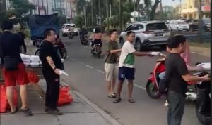 Management Trenz Bagikan 500 Takjil Menjelang Buka Puasa