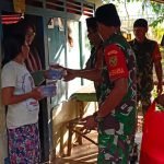 Di Bulan Ramadhan, Prajurit Kodim 0425/Seluma Bagikan Takjil Door to Door