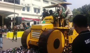 Polres Metro Bekasi Musnahkan Ribuan Botol Miras dan Obat – obatan Golongan G