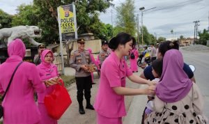 Peduli Sesama, Kapolsek Dan Para Bhayangkari Polsek Jawilan Bagi Takjil Gratis