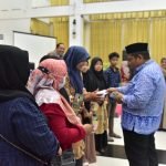 Didampingi Kepala Dinsos P3A, Bupati Suhatri Bur Bagikan Bantuan LKKS dan NRPPA