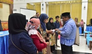 Didampingi Kepala Dinsos P3A, Bupati Suhatri Bur Bagikan Bantuan LKKS dan NRPPA