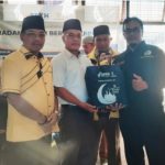 Ketua DPD Golkar Padang Pariaman Bersama Sekretaris DPD Menyerahkan 1000 Paket Sembako