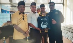 Ketua DPD Golkar Padang Pariaman Bersama Sekretaris DPD Menyerahkan 1000 Paket Sembako