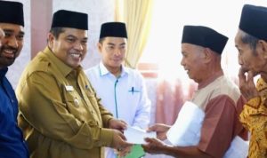 Serahkan Bantuan Zakat, Suhatri Bur Dorong Pengelolaan Zakat Melalui Baznas Padang Pariaman