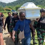 Wujudkan Kepedulian Antar Sesama, Satgas Yonif 143/TWEJ Bantu Masyarakat Perbatasan RI-PNG