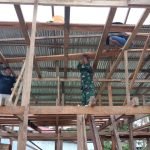 Babinsa 1512-02/Patani Bantu Warga binaan Tutup Atap Rumah