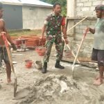 Babinsa Koramil 1512-01/Weda Bantu Warga Binaan Pasang bata Rumah