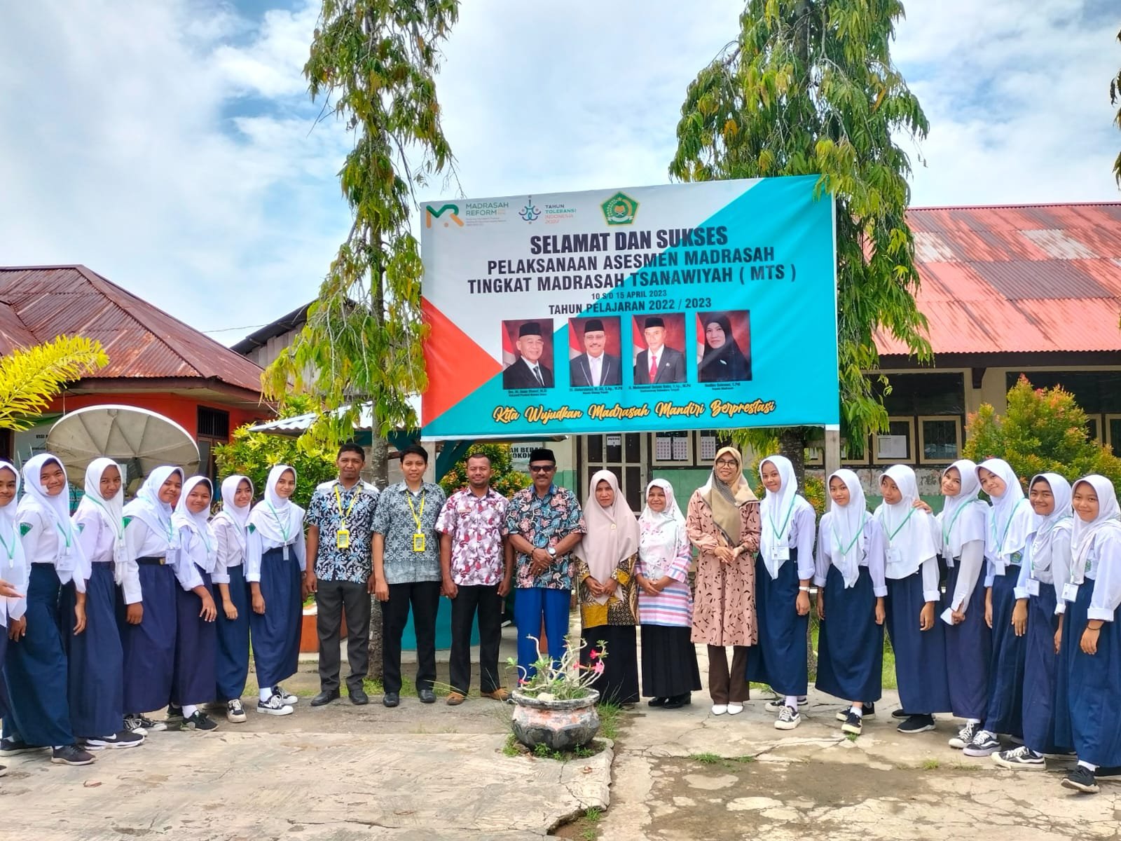 Kasi Madrasah Kemenag Halteng Resmi Tutup Asesmen Madrasah Jenjang MTs Pada MTs N 1 Halteng 1 IMG 20230415 182900883
