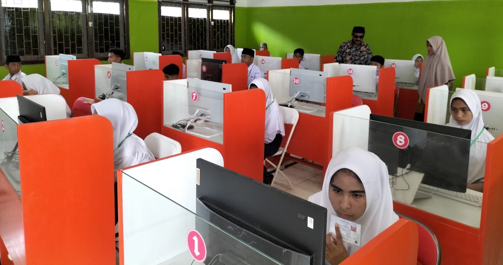 Kasi Madrasah Kemenag Halteng Resmi Tutup Asesmen Madrasah Jenjang MTs Pada MTs N 1 Halteng 2 IMG 20230415 182909372