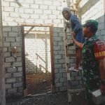 Babinsa Koramil 1512-01/Weda Turun Gunung Bantu Warga Binaan Bangun Rumah