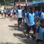 Tumbuhkan Interaksi Sosial Sejak Dini, Satgas Yonif 143/TWEJ Jakan Sehat Bersama Siswa SD