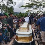 Satgas Yonif Raider 200/BN Bantu Pemakaman Wakil Bupati Yalimo
