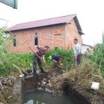 Serka Martin Bersama Staf Kelurahan dan Warga Gotong Royong Bersihkan Parit