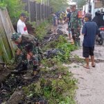 Babinsa Lebung Gajah Gotong Royong Bersihkan Rumput Liar dan Parit Bersama Warga