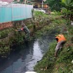 Cegah Banjir, Peltu Firyadi Bersama Warga Gotong Royong Bersihkan Kanal dan Rumput Liar