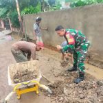 Babinsa Serda Sofiyan Bantu Warga Binaan Perbaiki Saluran Pembuangan Air